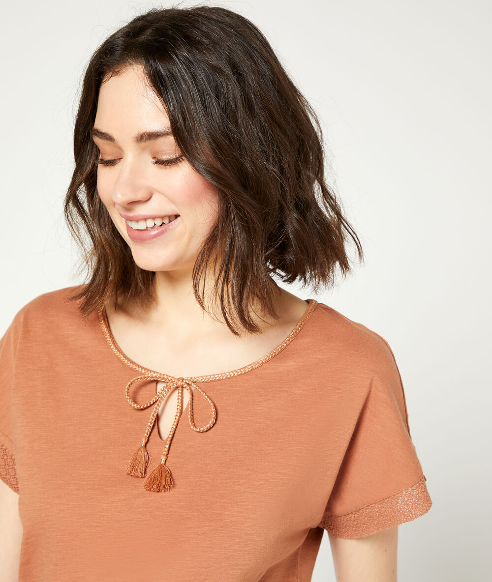 T-shirt col à lacets terracotta.
