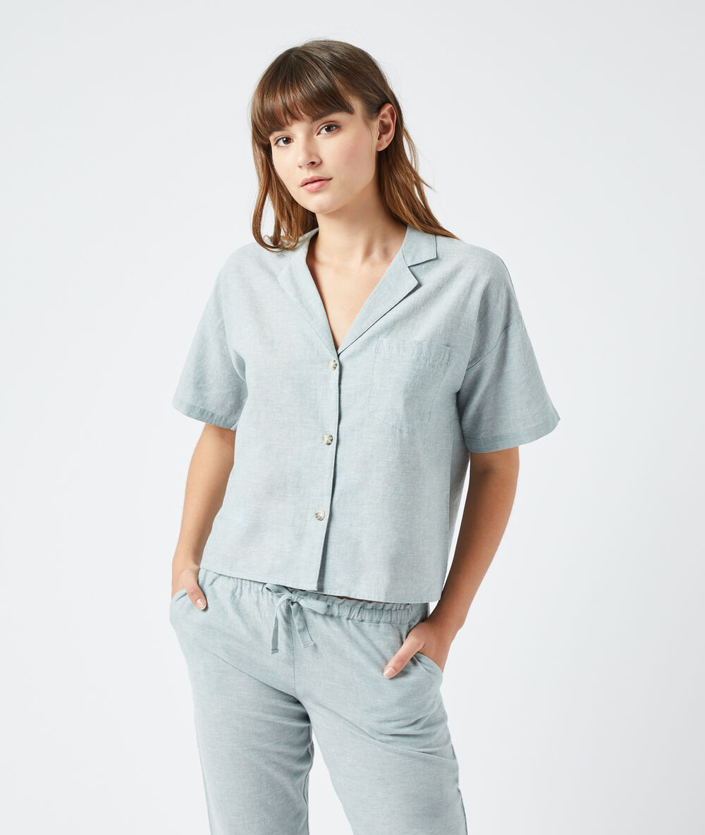Chemise de pyjama celadon.