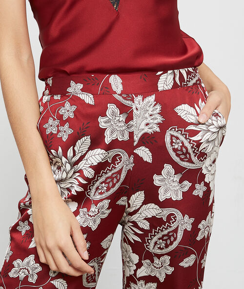 Pantalon satiné imprimé fleuri bordeaux.