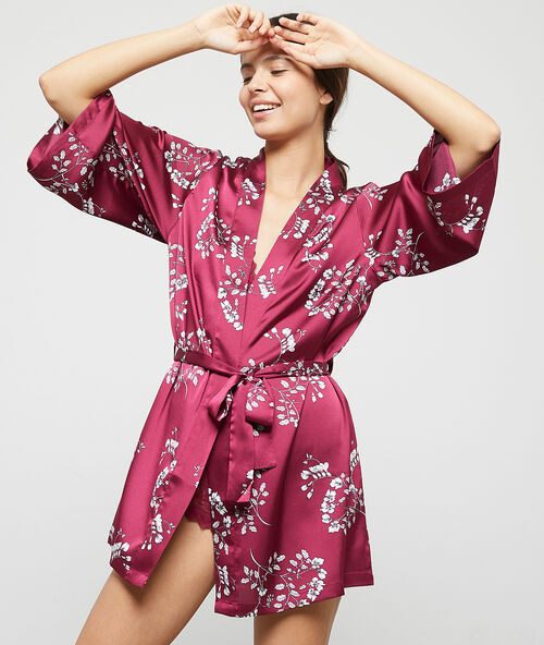 Kimono satiné imprimé fleuri bordeaux.