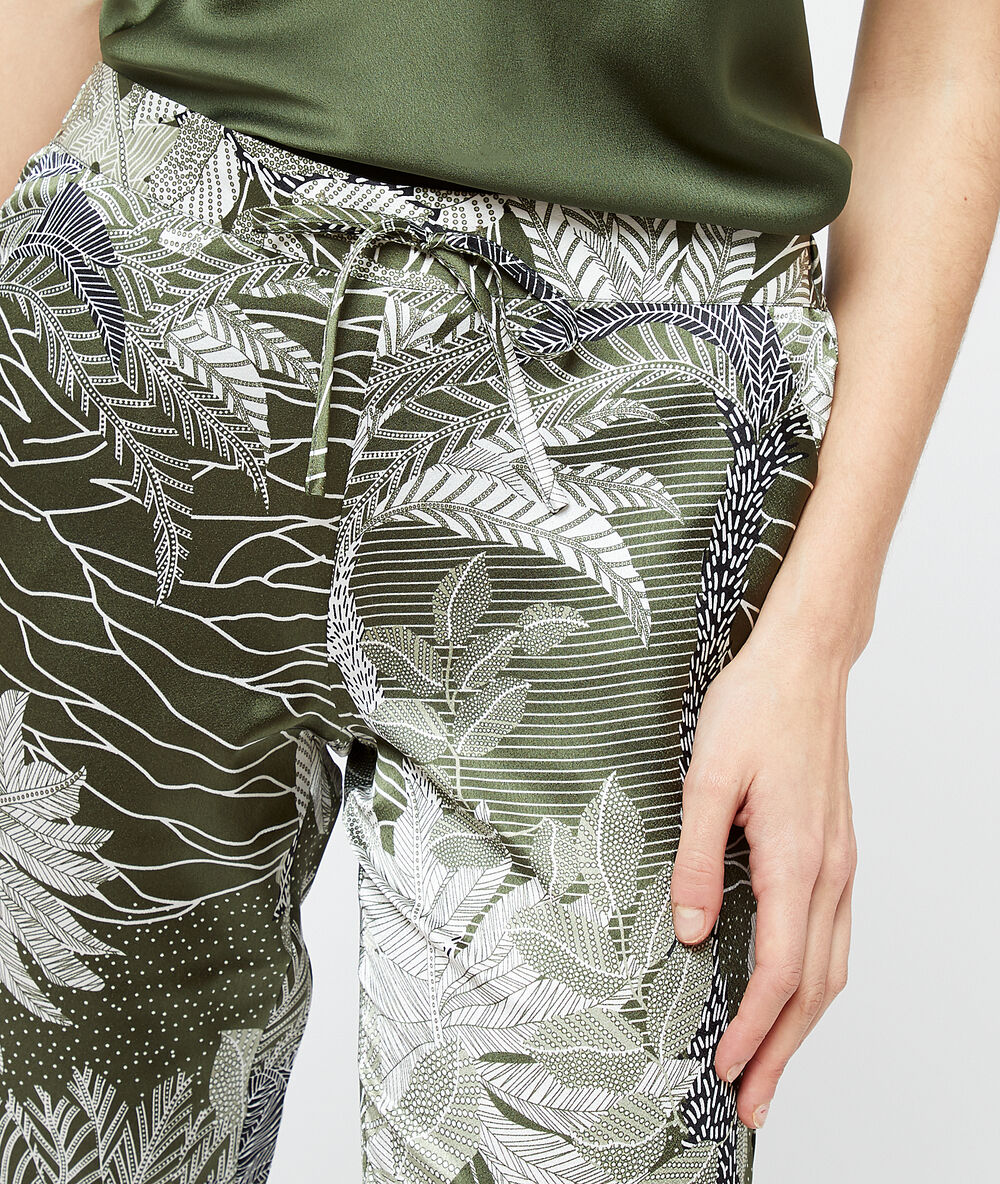 Pantalon satiné imprimé vert.