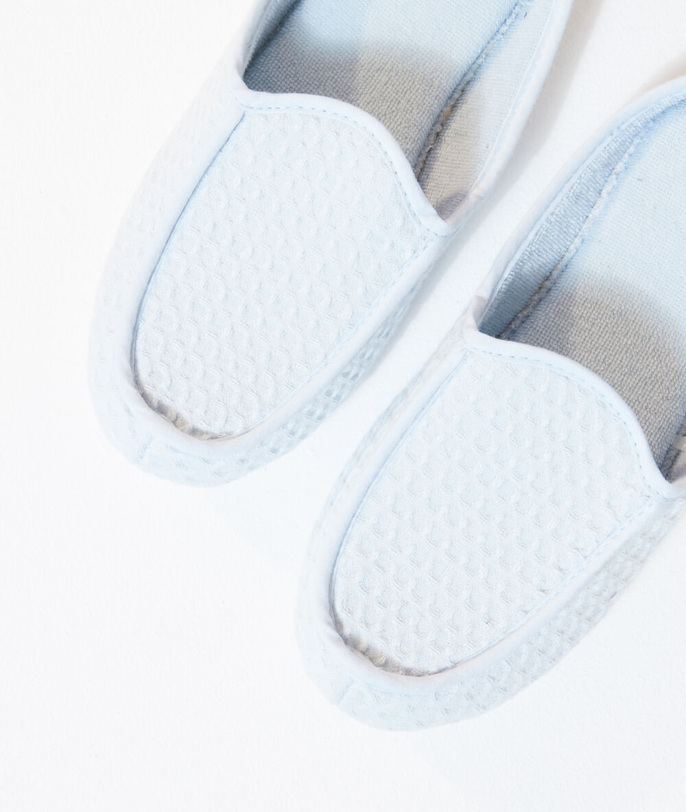 Pantoletten mit waben-print blau.