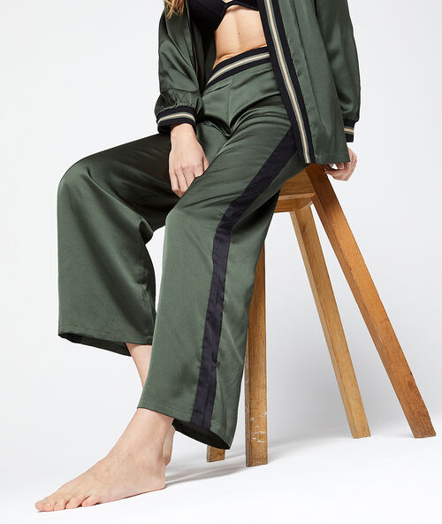 Seidig schimmernde hose mit kontrastfarbenen b&auml;ndern kaki.