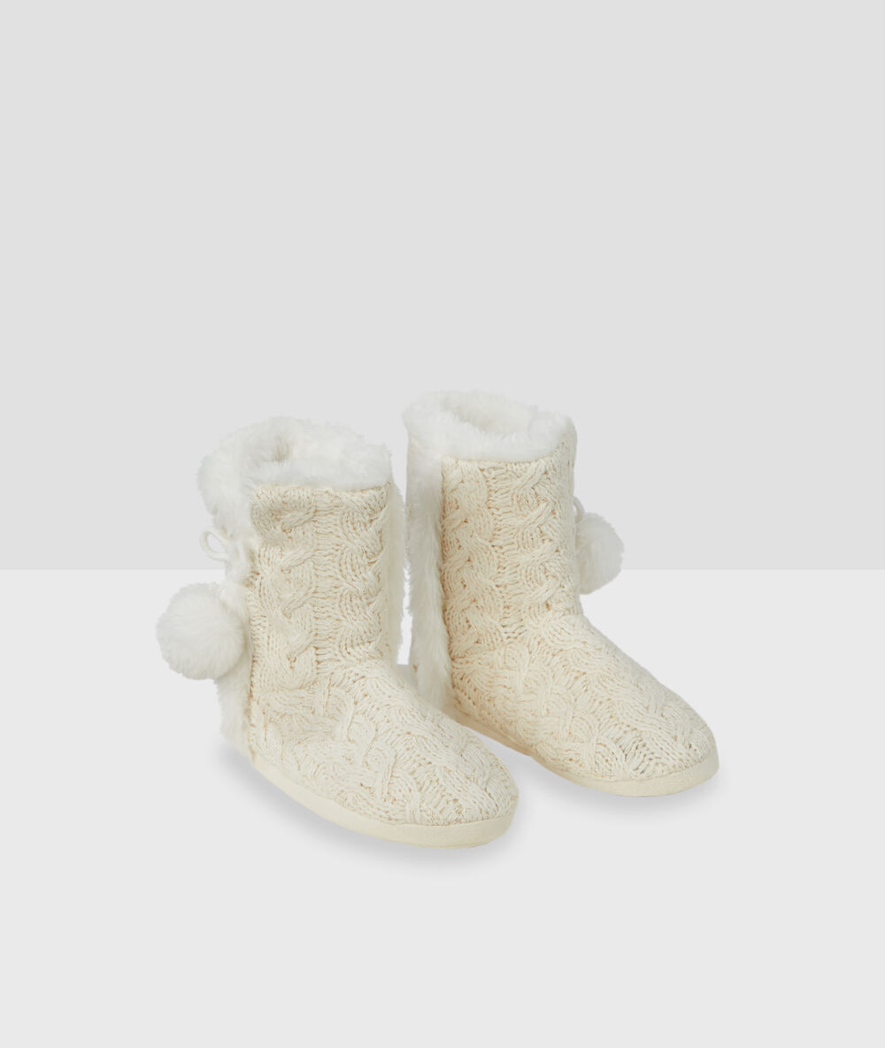 Chaussons bottines fourrés pompons ecru.
