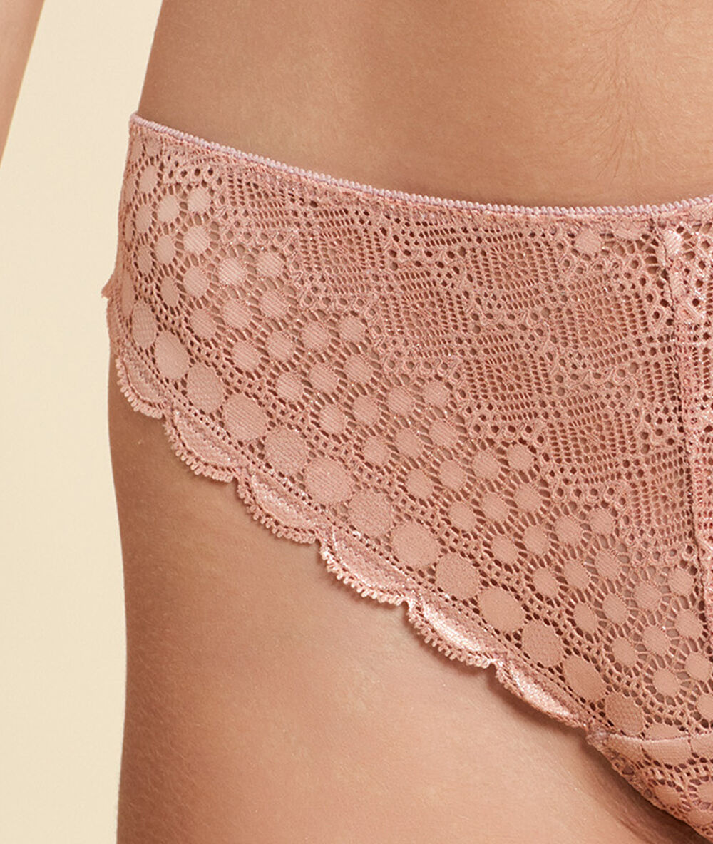 Tanga en dentelle rose.