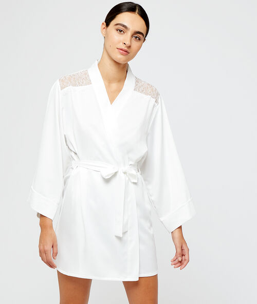 Kimono satin&eacute; &eacute;paules et dos dentelle ecru.