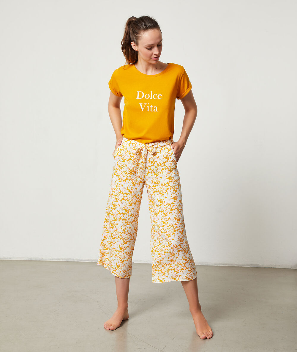 Capri-hose ocker.
