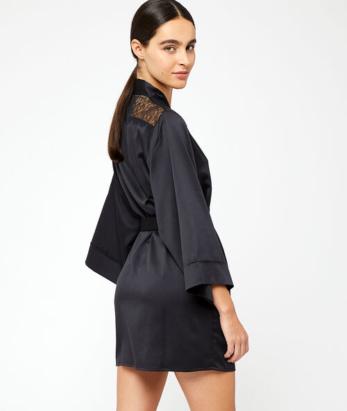 Kimono mit schultern aus seidig schimmerndem material und einem rücken aus spitze schwarz.