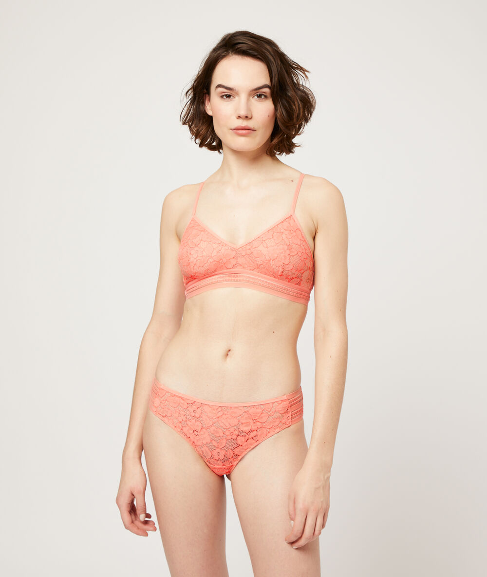Brassière en dentelle rose.