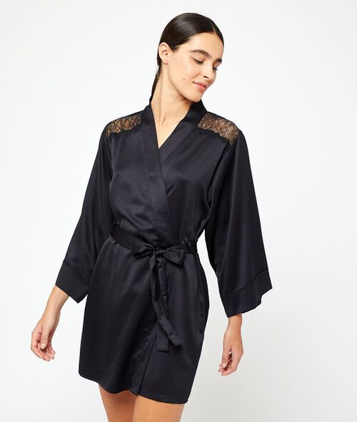 Kimono mit schultern aus seidig schimmerndem material und einem rücken aus spitze schwarz.