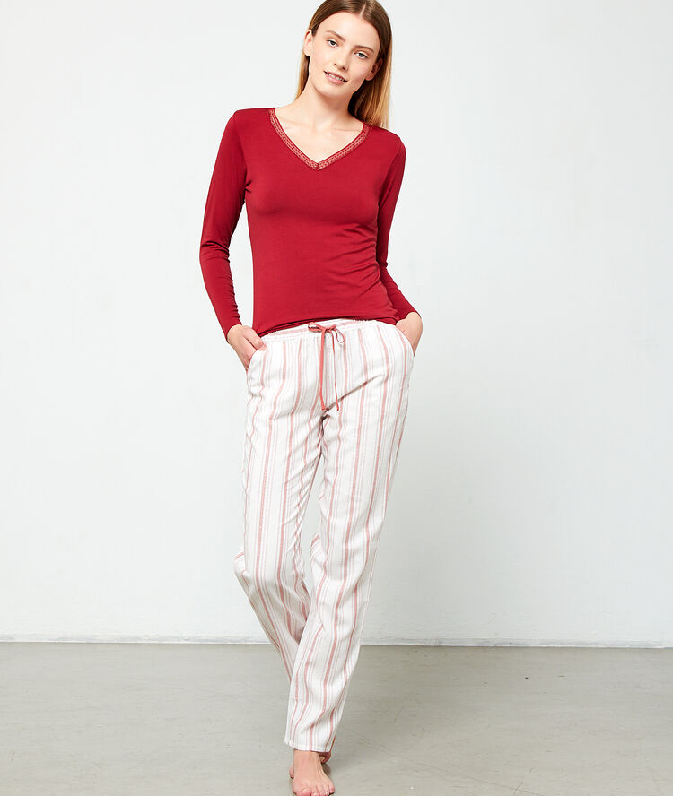 Pantalon rayé rouge.
