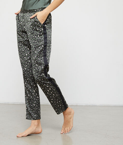 Pantalon satin&eacute; imprim&eacute; l&eacute;opard kaki.
