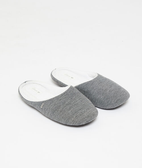 Hausschuhe mit gestickten schleifen grau.