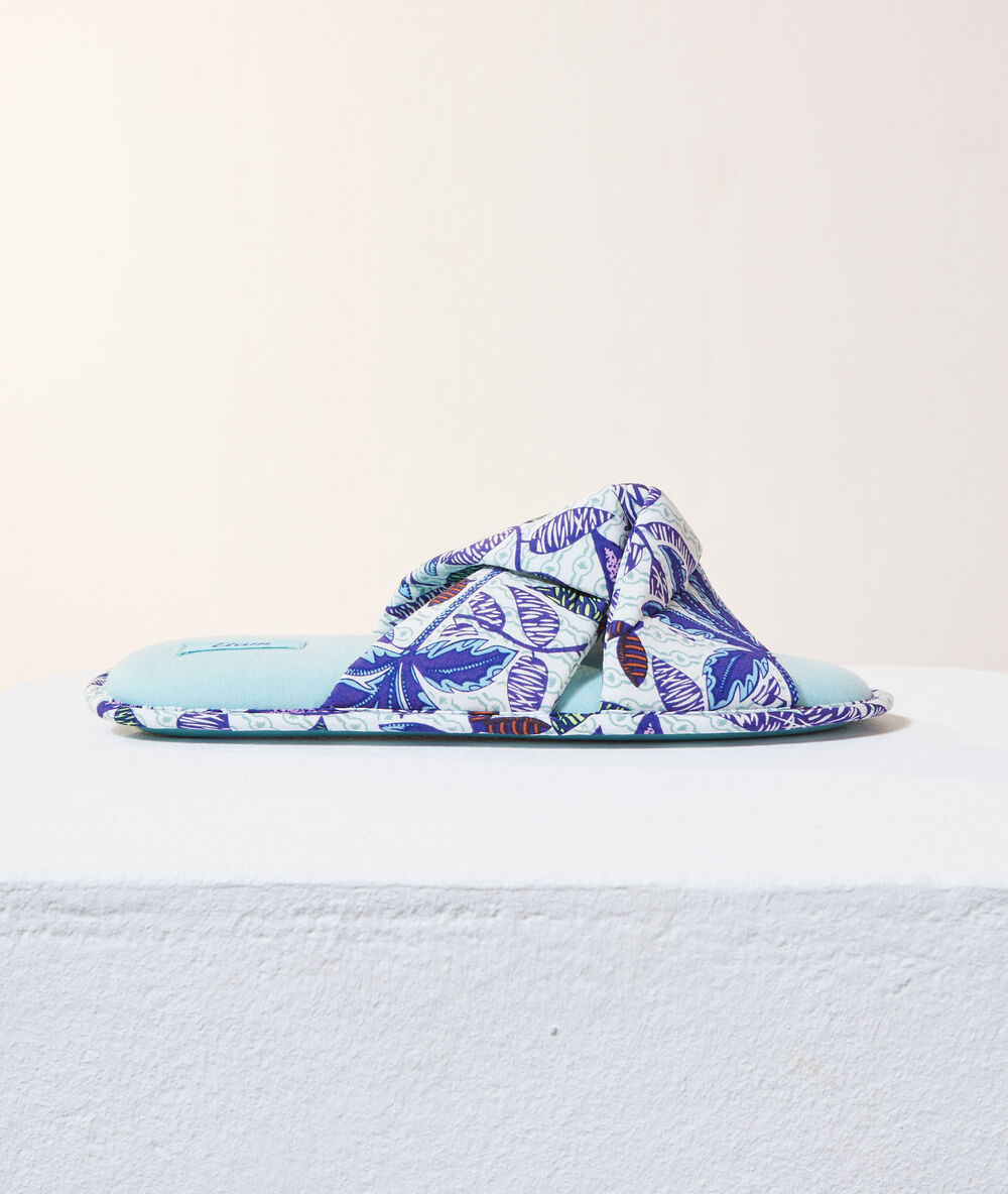 Chaussons tongs imprimés palmiers bleu.