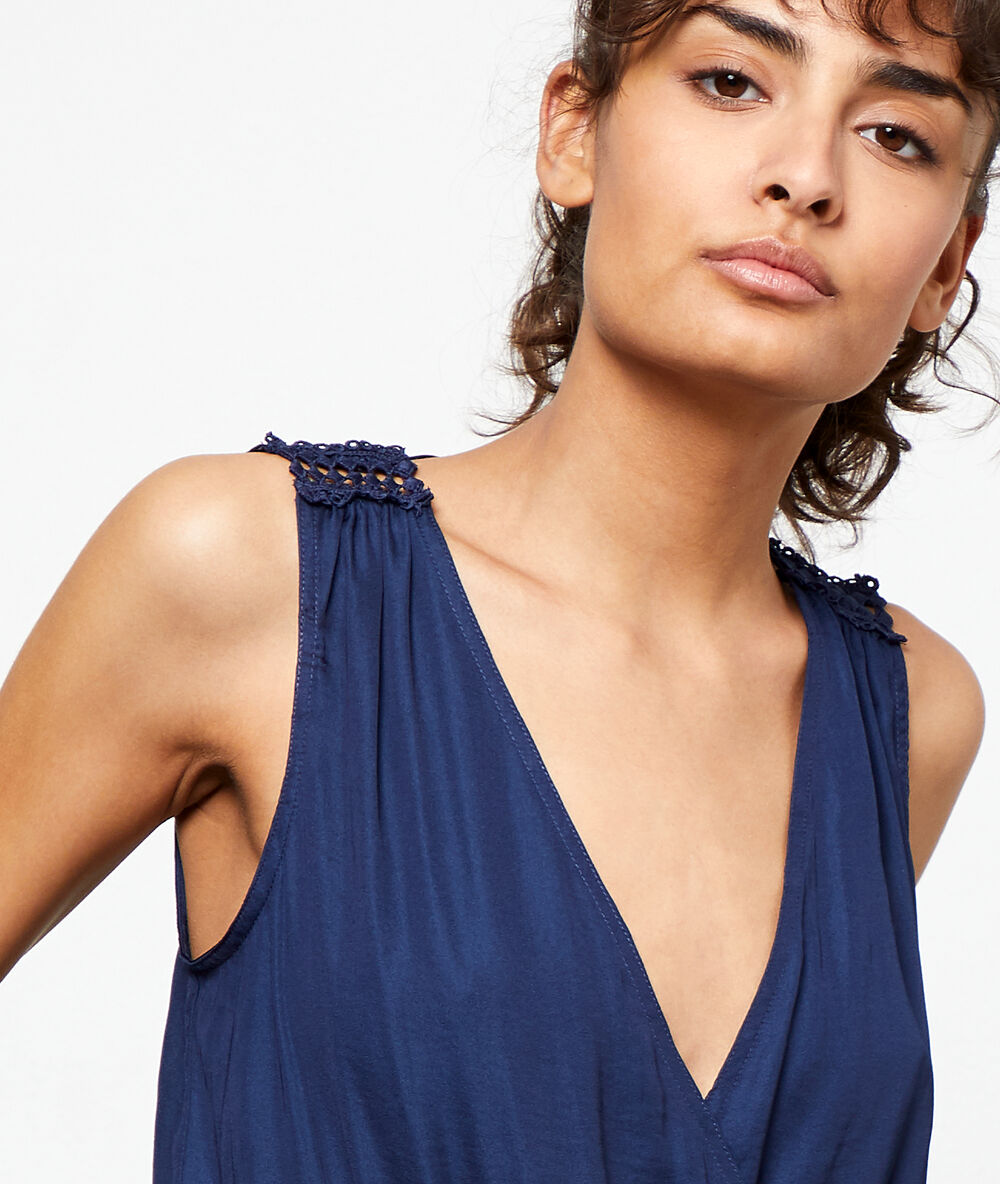 Combinaison satinée décolleté cache-coeur bleu.