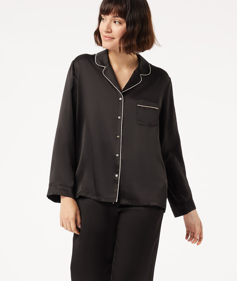 Chemise de pyjama en soie noir.