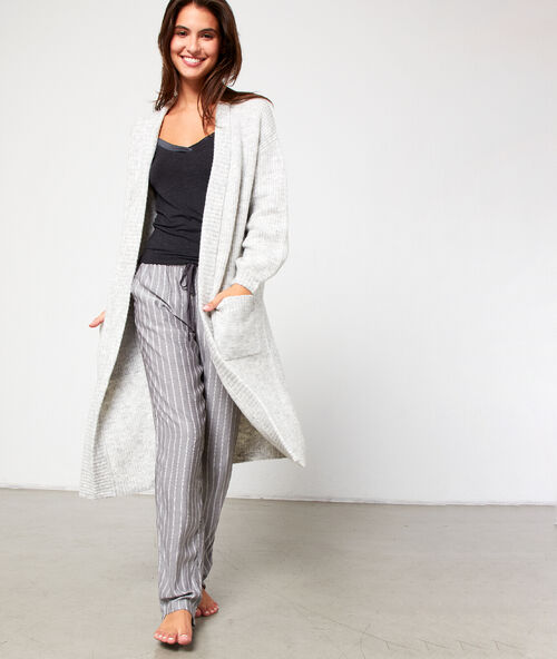 Veste de pyjama longue gris clair.