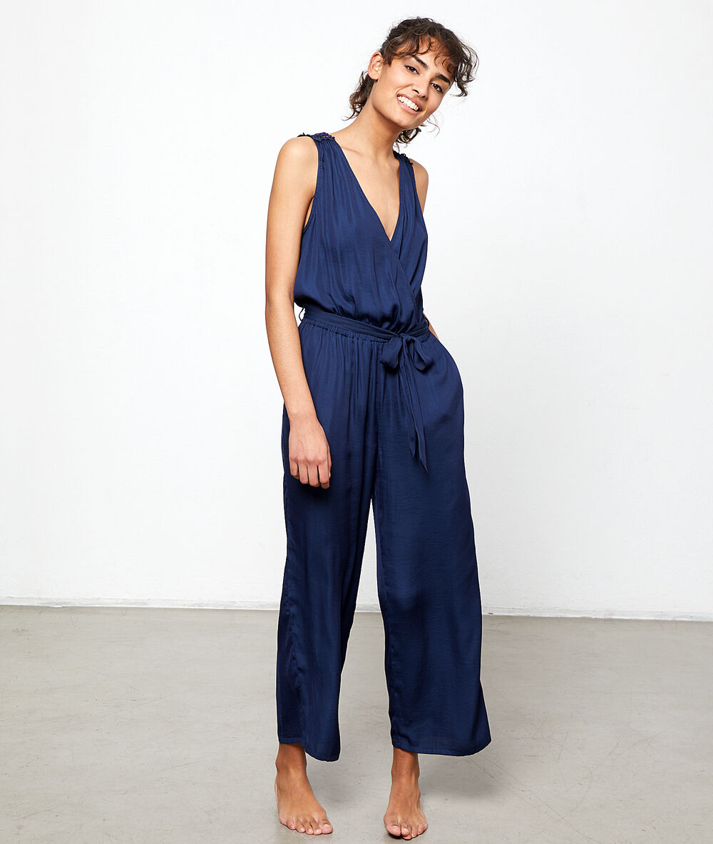 Combinaison satinée décolleté cache-coeur bleu.