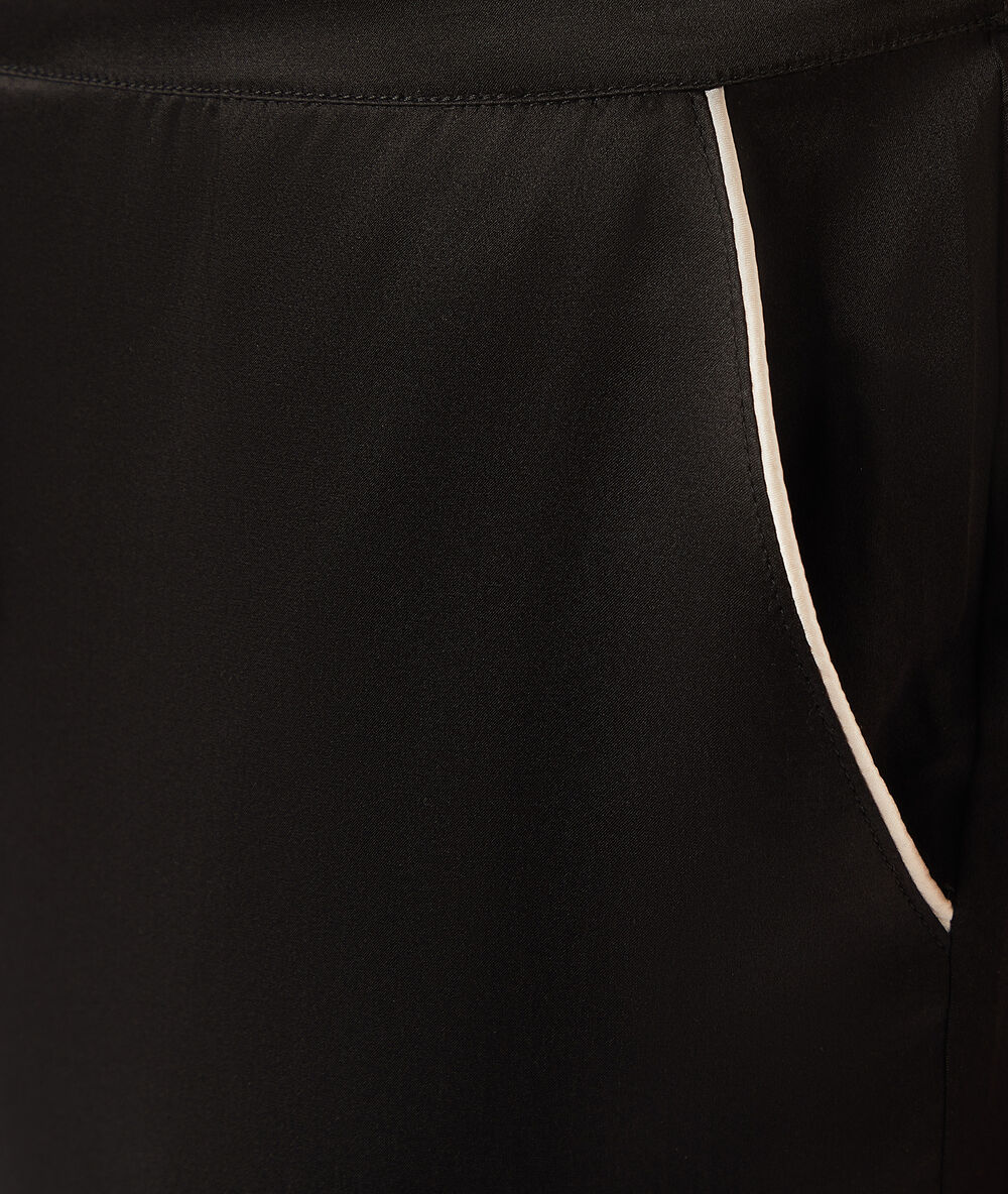 Pantalon en soie noir.