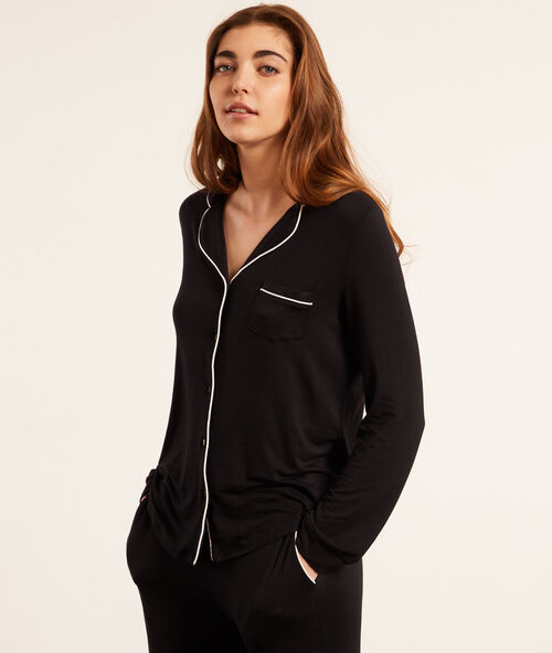 Chemise de pyjama noir.