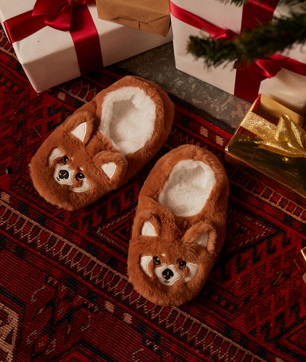 Schuhe mit rotem panda
