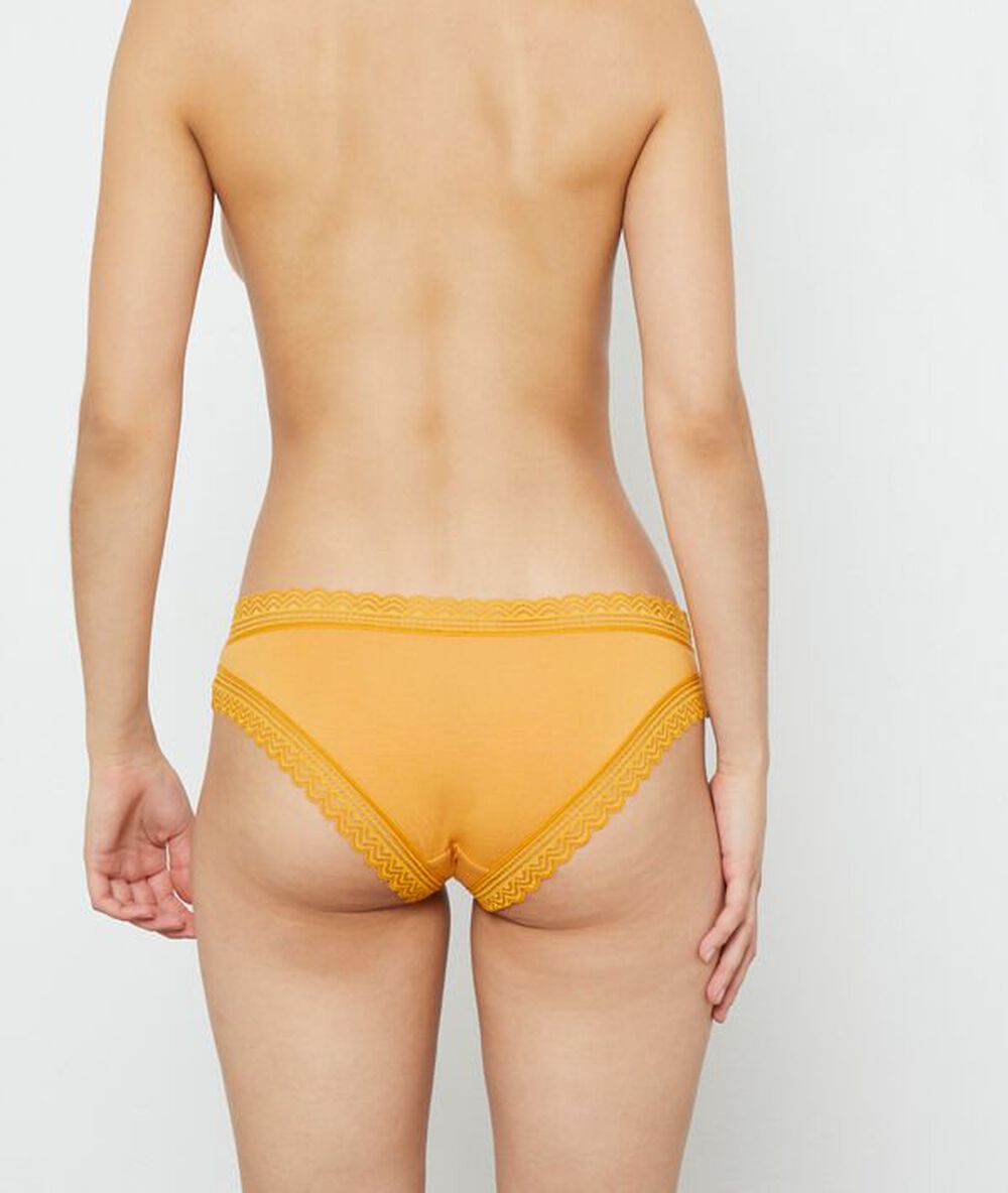 Culotte bords dentelle ocre.