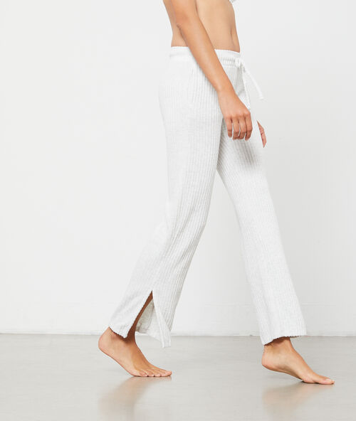 Pantalon maille c&ocirc;tel&eacute;e ecru.