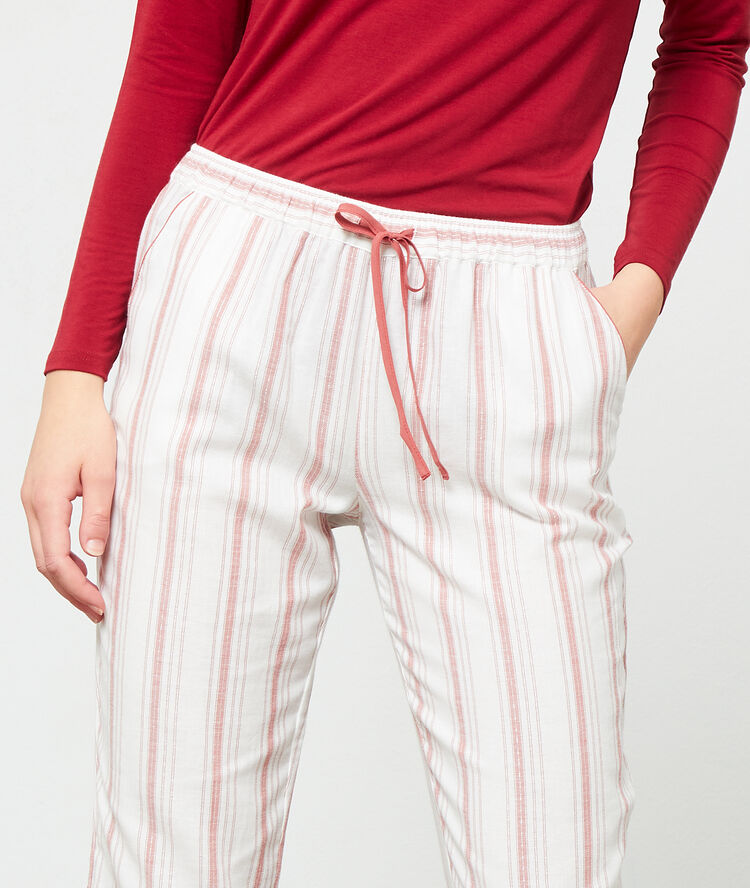 Pantalon rayé rouge.