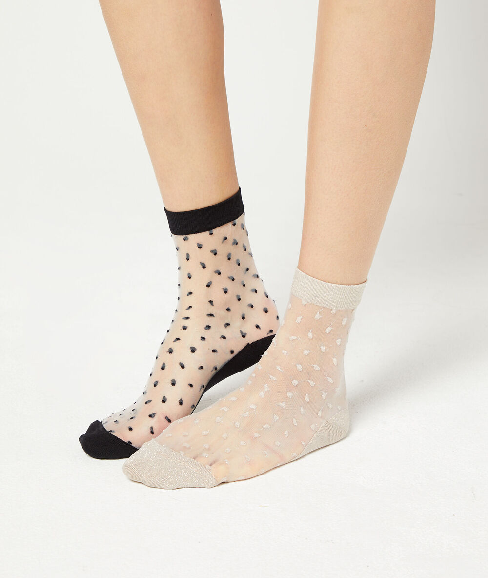 Set mit 2 paar socken in tupfenmulloptik schwarz und creme.