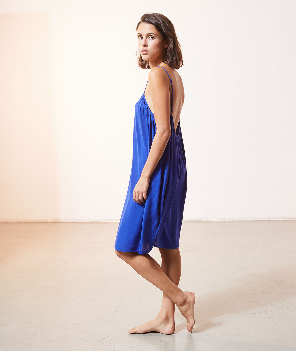 Nuisette mi-longue dos échancré bleu.