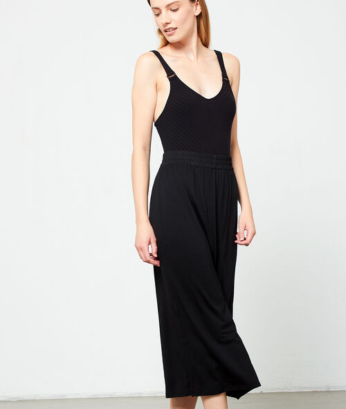 Langer flie&szlig;ender rock mit seidig schimmerndem g&uuml;rtel schwarz.