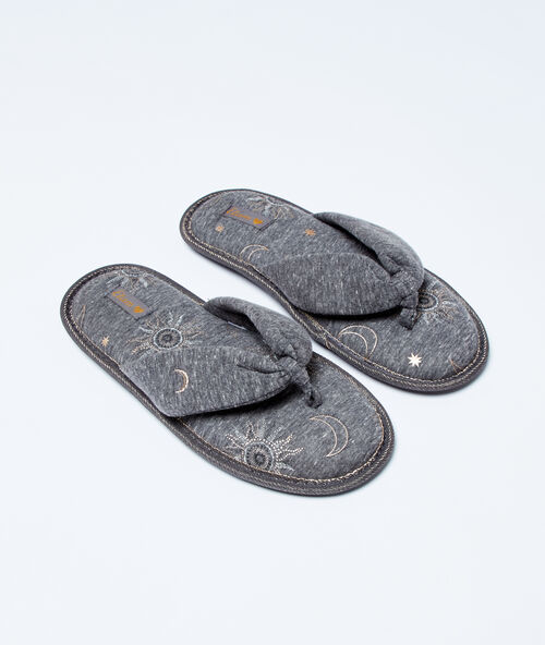 Tongs imprim&eacute;es gris.