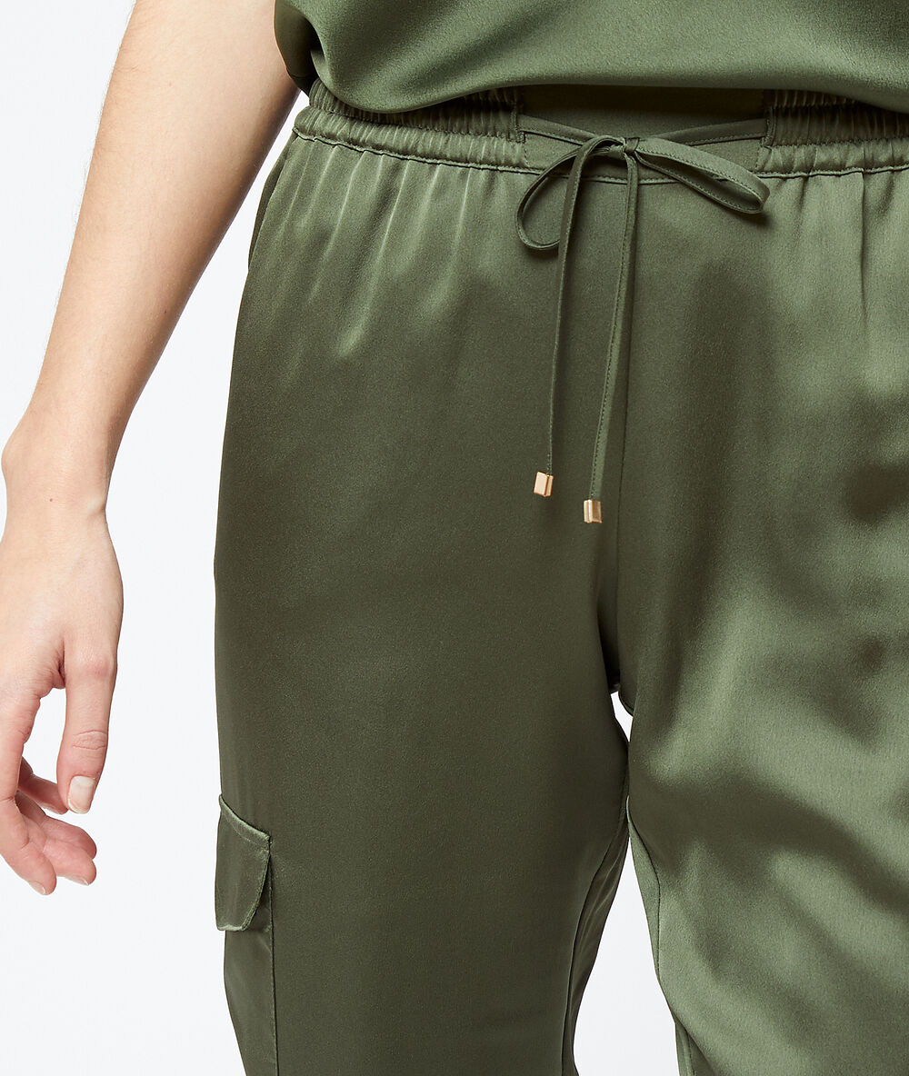 Pantalon satiné coupe battle kaki.