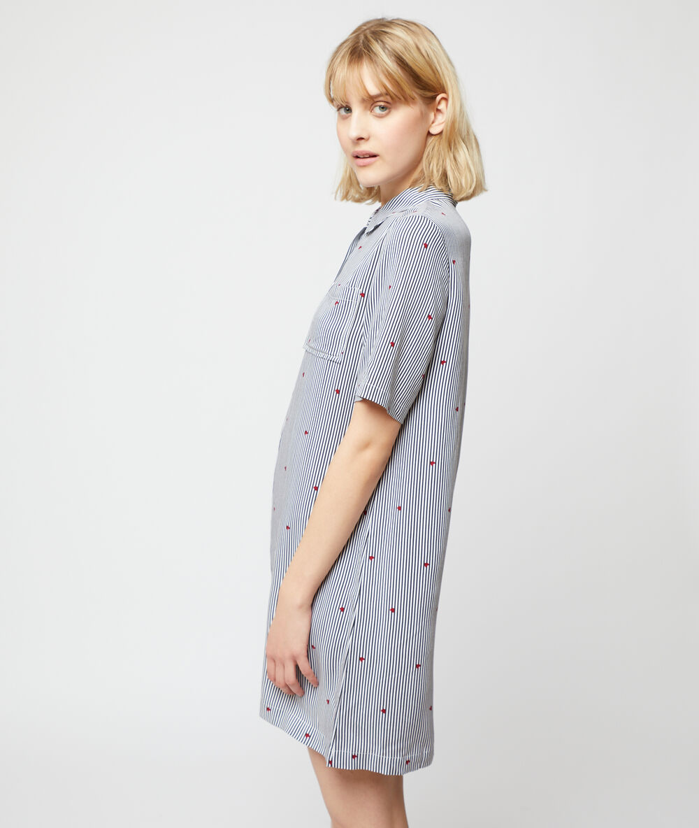 Chemise de nuit à rayures marine.