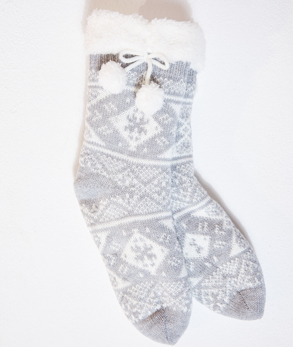 Chaussettes à pompons gris.