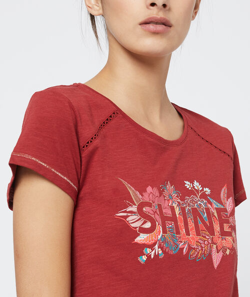 T-shirt imprimé bordeaux.