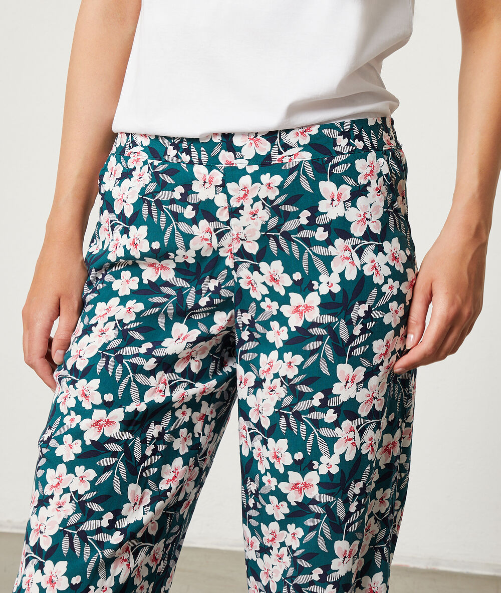 Pantalon imprimé floral vert.