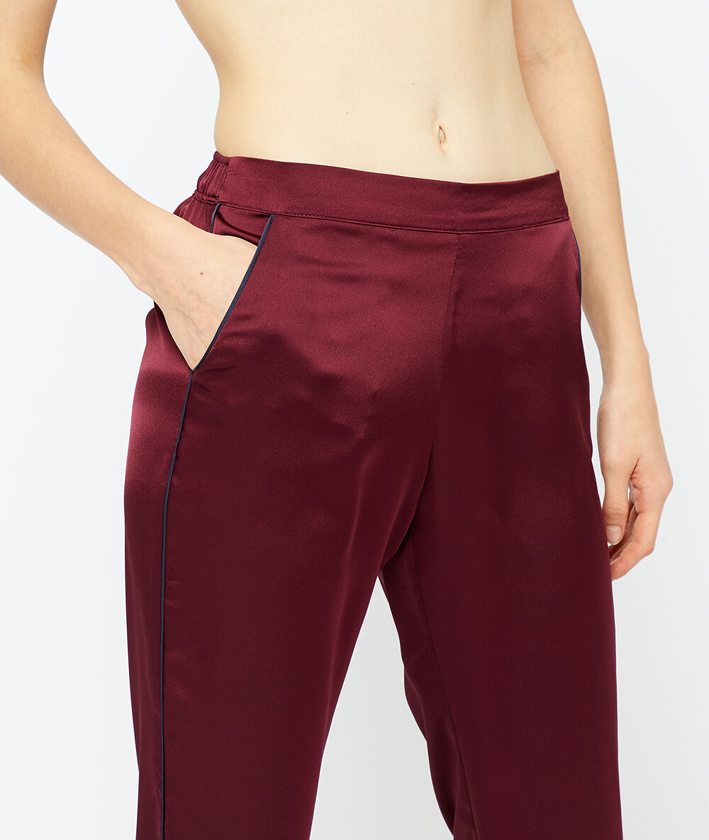 Pantalon satiné bordeaux grenat.