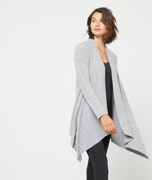 Gilet long et fluide en maille c&ocirc;tel&eacute;e gris.