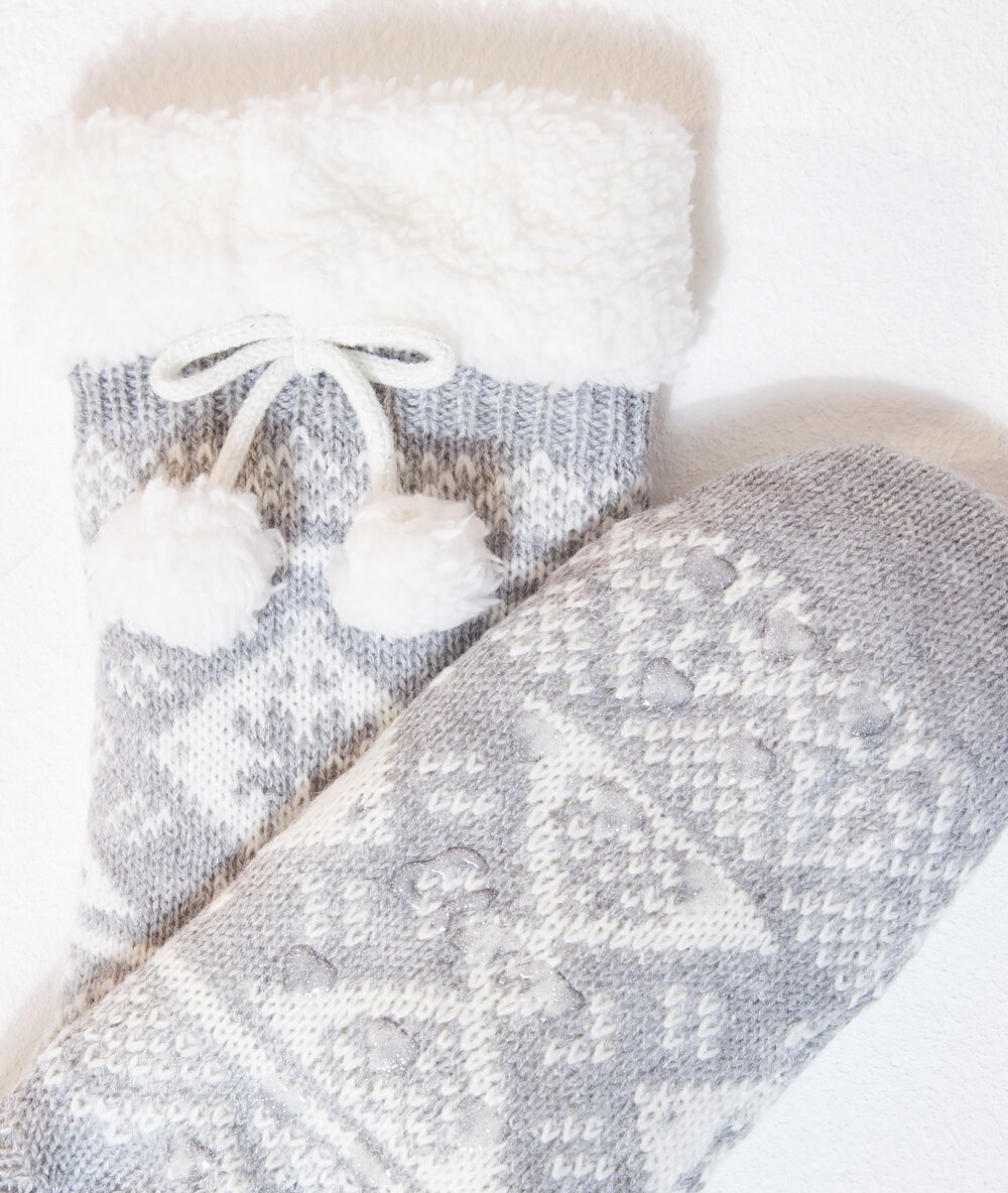 Chaussettes à pompons gris.