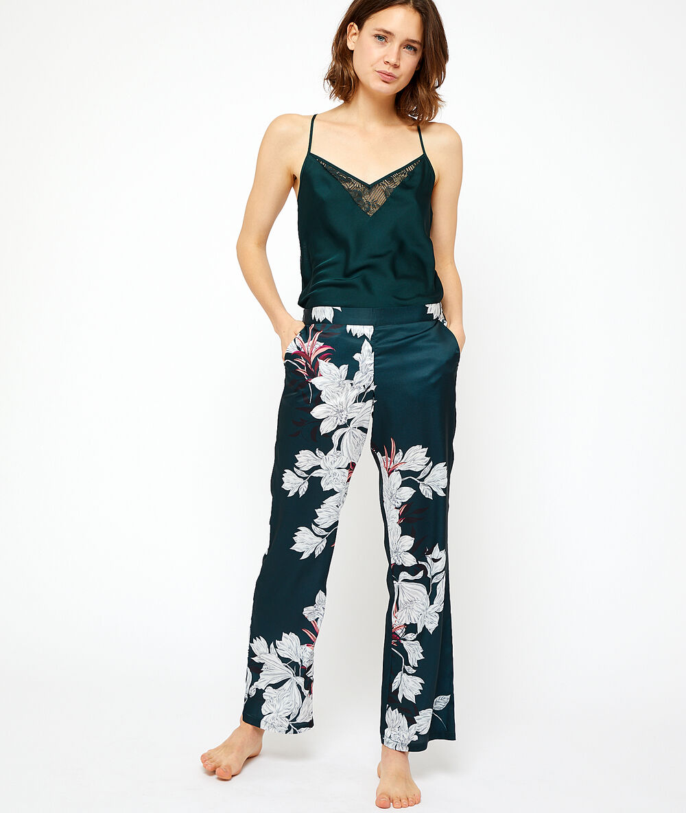 Top satiné avec dentelle vert.