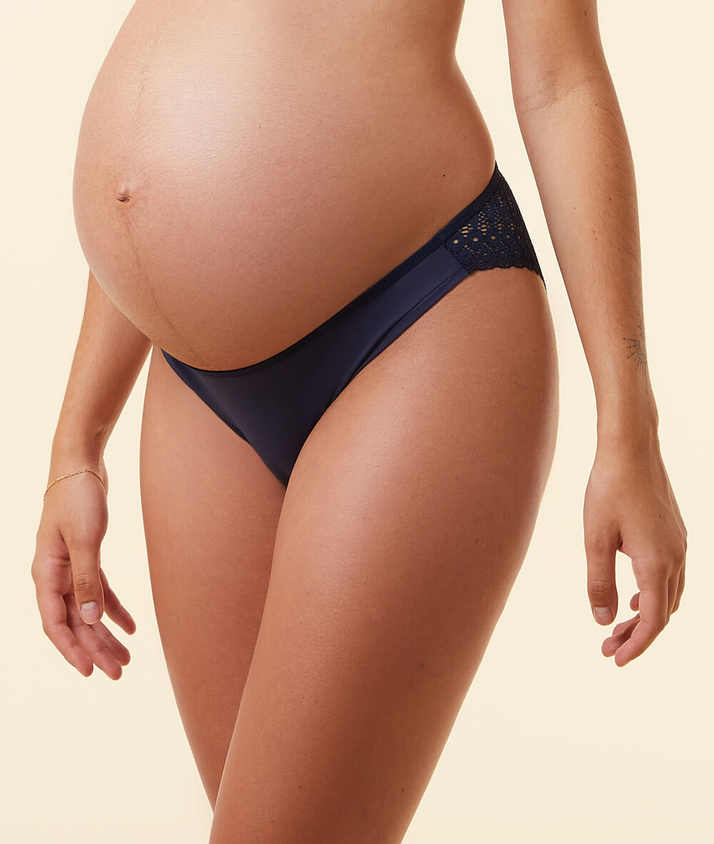 Culotte avec dentelle marine.
