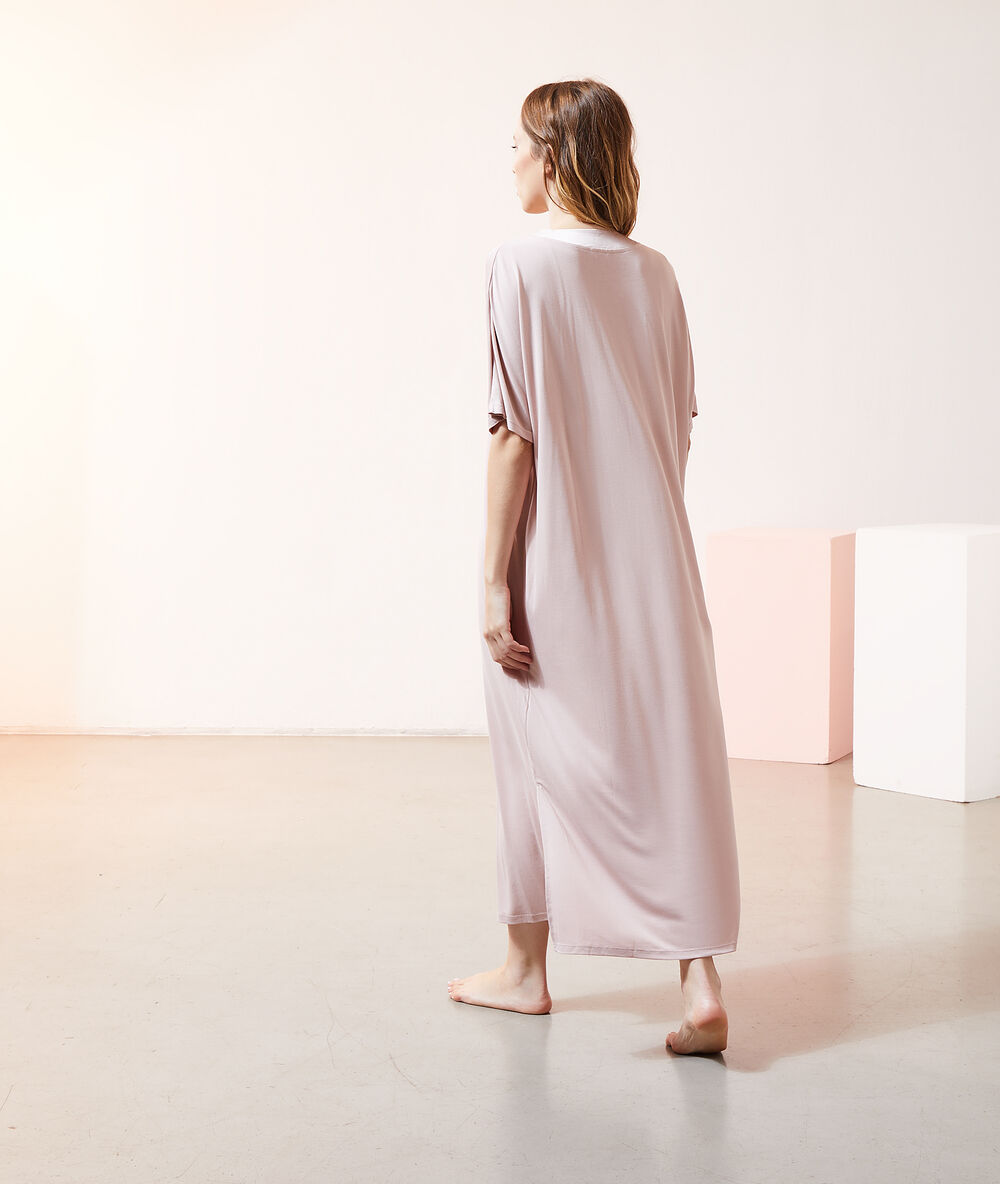 Chemise de nuit longue rose.