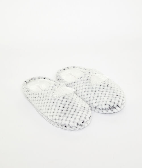 Mules &agrave; pompons gris clair.