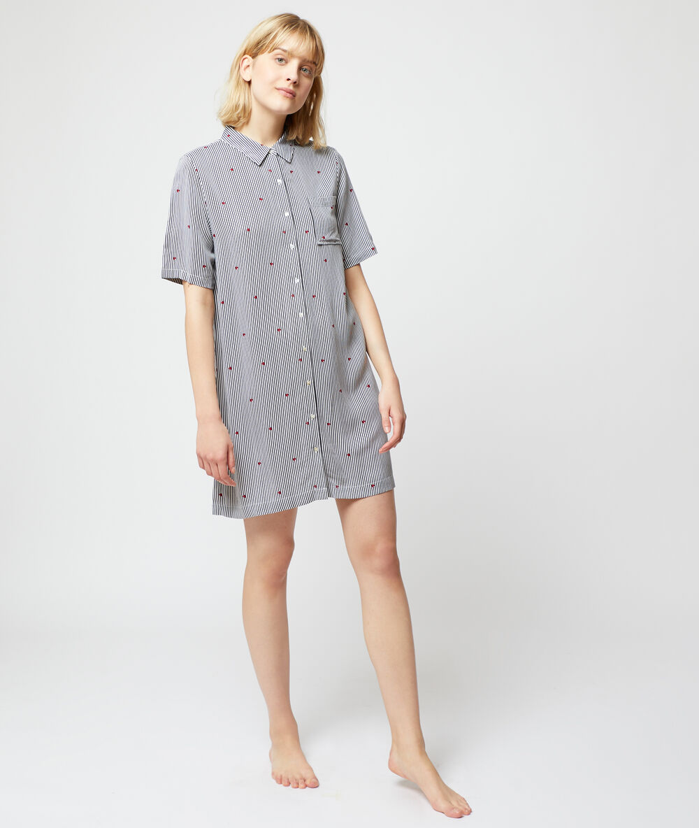 Chemise de nuit à rayures marine.
