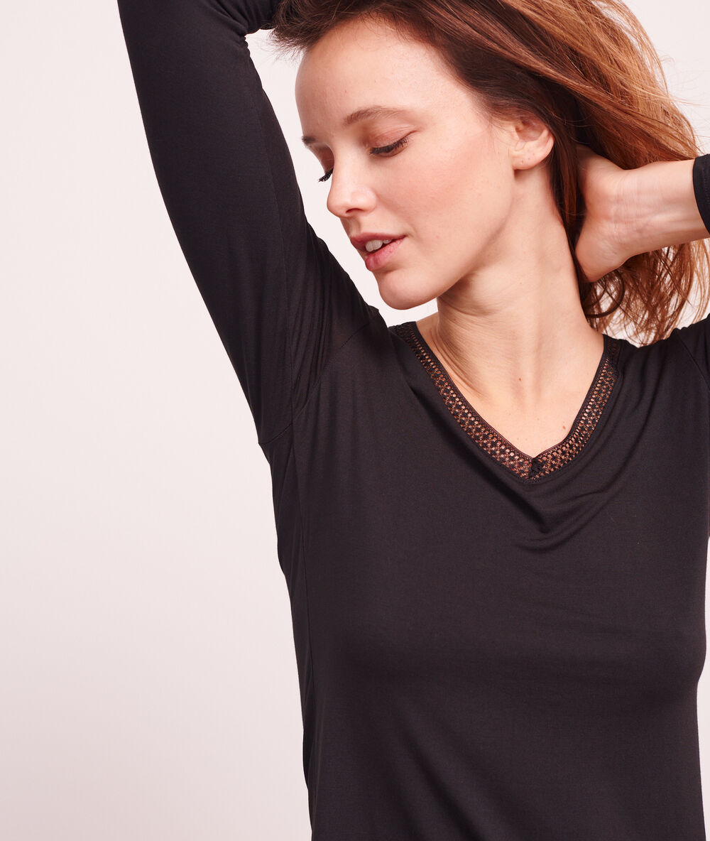 Top manches longues col dentelle noir.