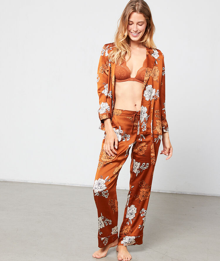 Chemise de pyjama imprimé floral marron.