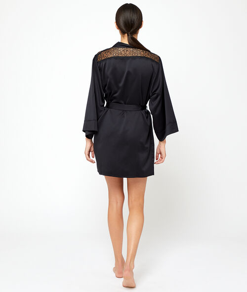 Kimono mit Schultern aus seidig schimmerndem Material und einem Rücken aus Spitze Kimono mit Schultern aus seidig schimmerndem Material und einem Rücken aus Spitze