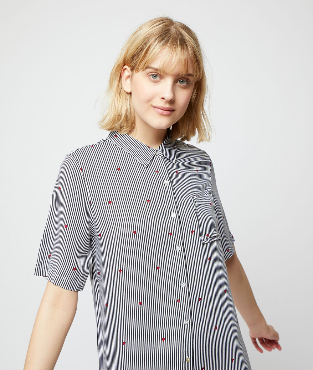 Chemise de nuit à rayures marine.