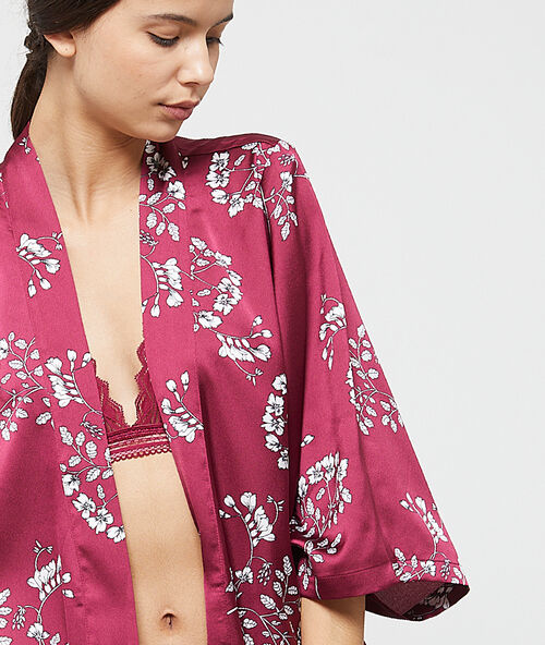 Kimono satiné imprimé fleuri bordeaux.